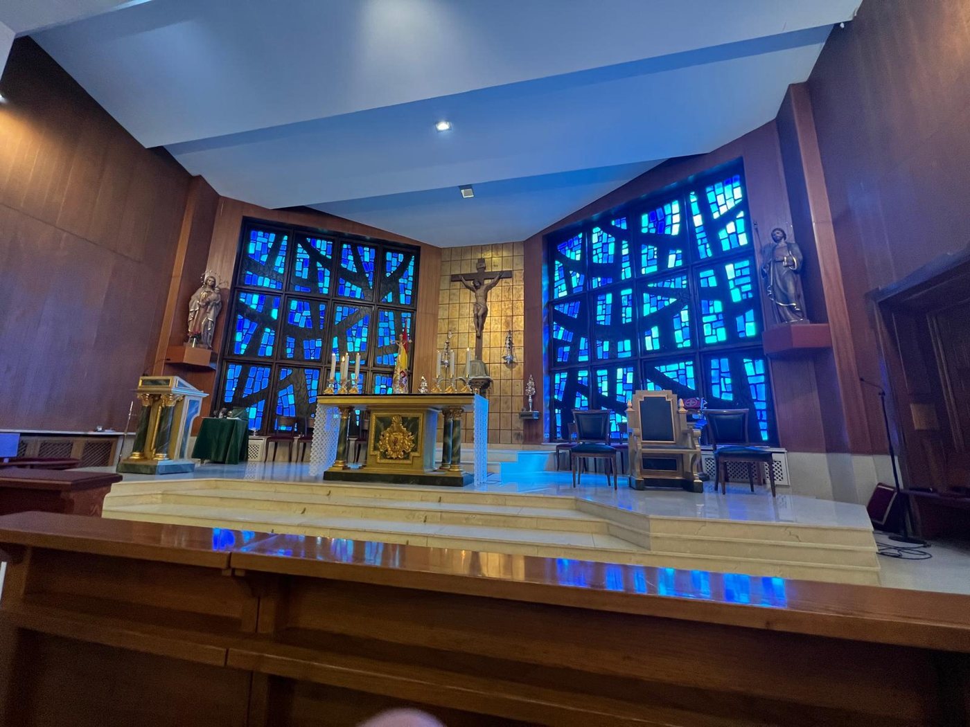 Altar mayor y vidrieras azules del presbiterio