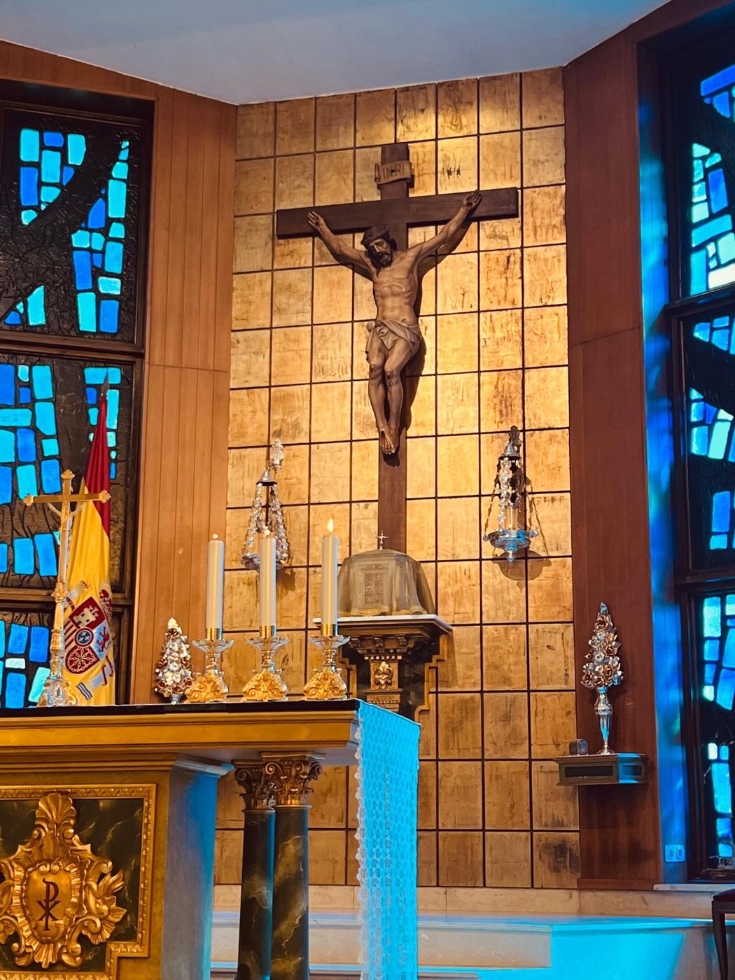 Cristo crucificado sobre el sagrario del altar mayor