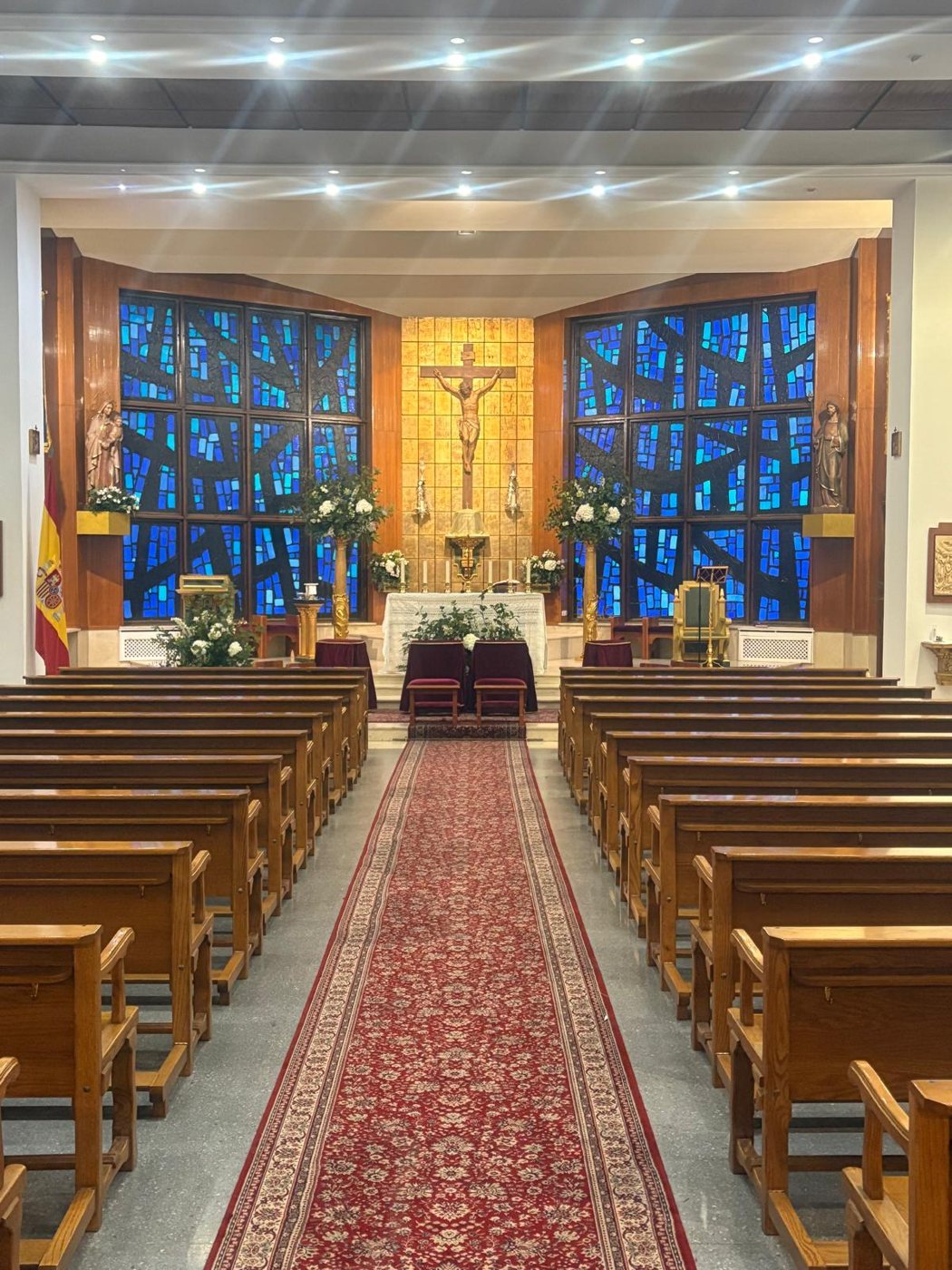Nave central y altar mayor de la parroquia